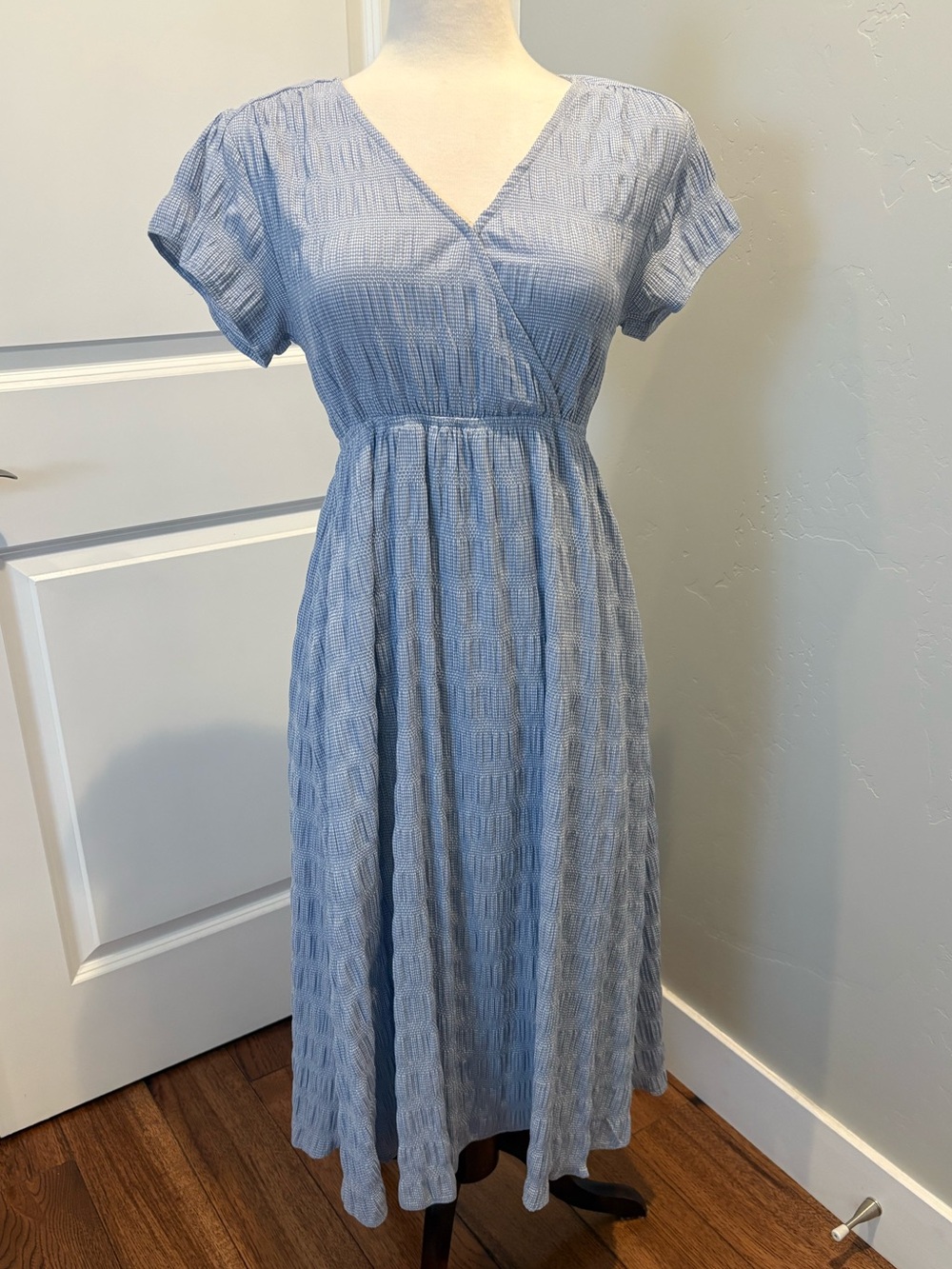 Boutique Gingham White and Blue Textured V-Neck Midi Dress Size Small Soft
